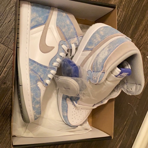 Athletic_Shoes